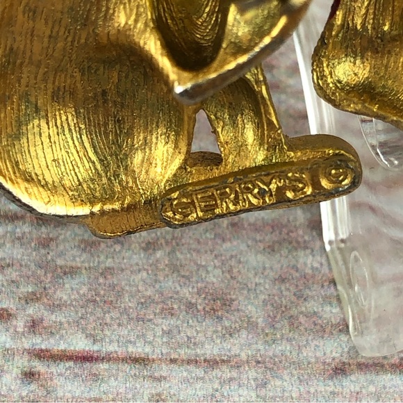 Vintage Gerry's Holiday Brooch Dog With Christmas Stocking - Picture 4 of 4